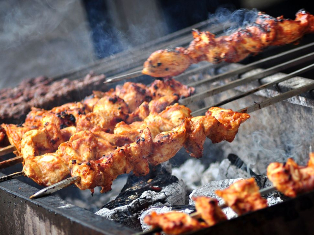 Barbecue și picnicuri. Ce să iei cu tine în natură?