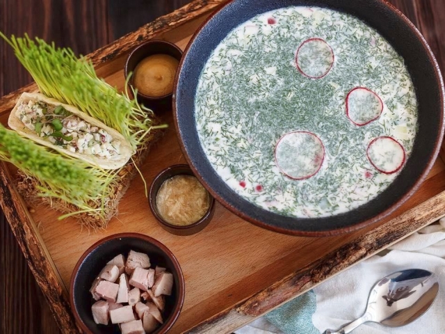 Supă rece Okroșka: pregătire și servire în vesela potrivită
