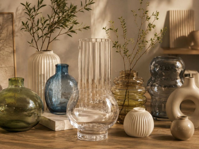 Forma luminii și a umbrelor: caracterul și estetica vazelor decorative pentru interior