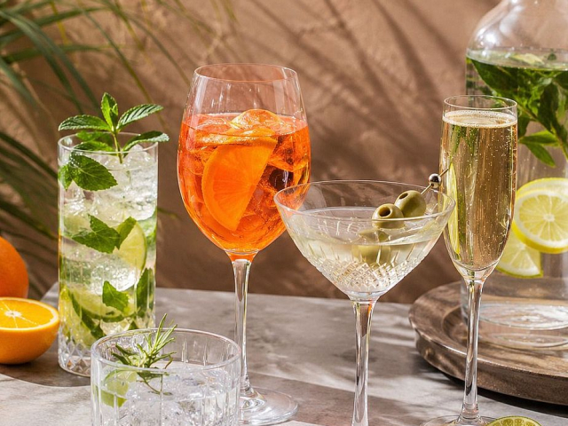 Pocale și pahare pentru cocktailuri: alegerea perfectă pentru băuturile de vară