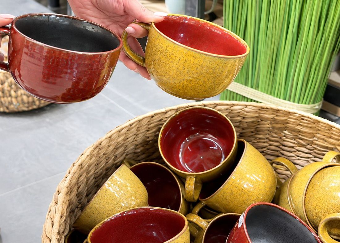 Căni ceramice rezistente la temperaturi ridicate, pentru băuturi fierbinți.