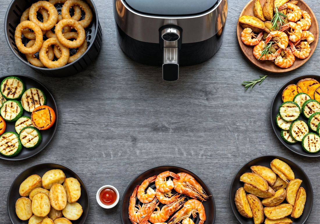 În air fryer se pot prepara cele mai diverse alimente, folosind forme și recipiente de copt.