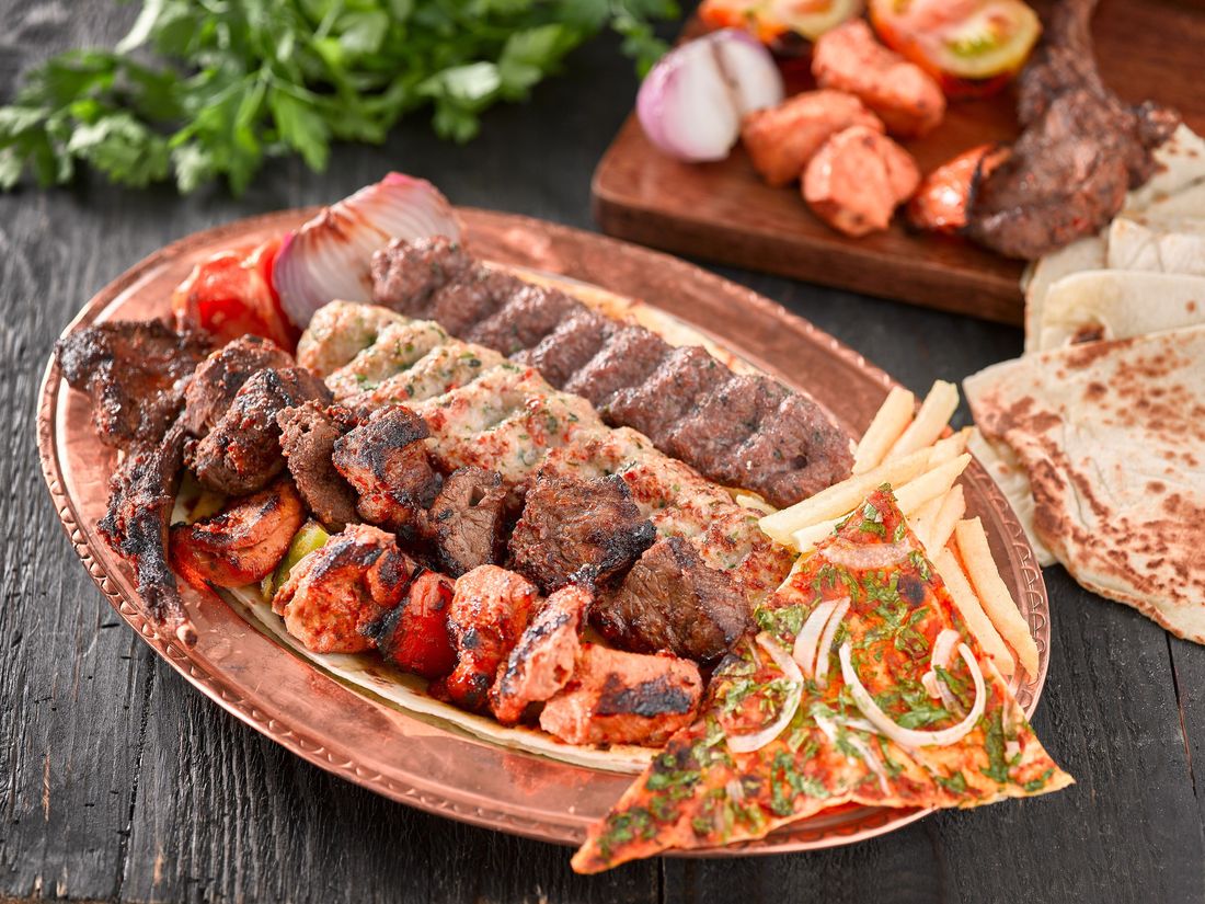 Хорошая подготовка к барбекю - продуманный выбор аксессуаров и посуды для сервировки.